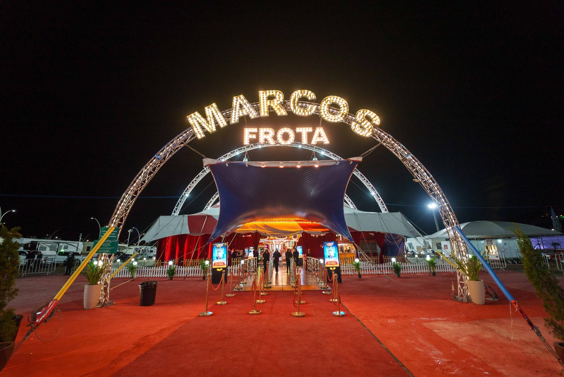 Entrada iluminada do circo Marcos Frota com tapete vermelho