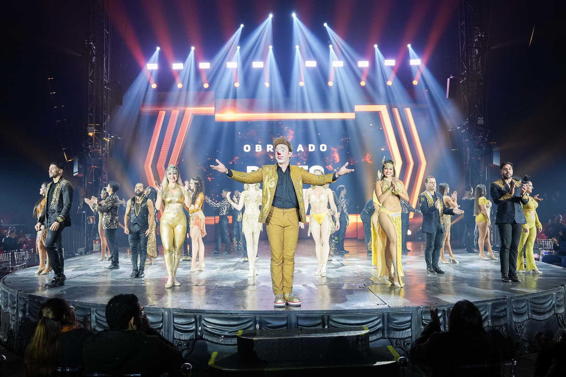 Elenco completo no final do espetáculo com OBRIGADO no telão