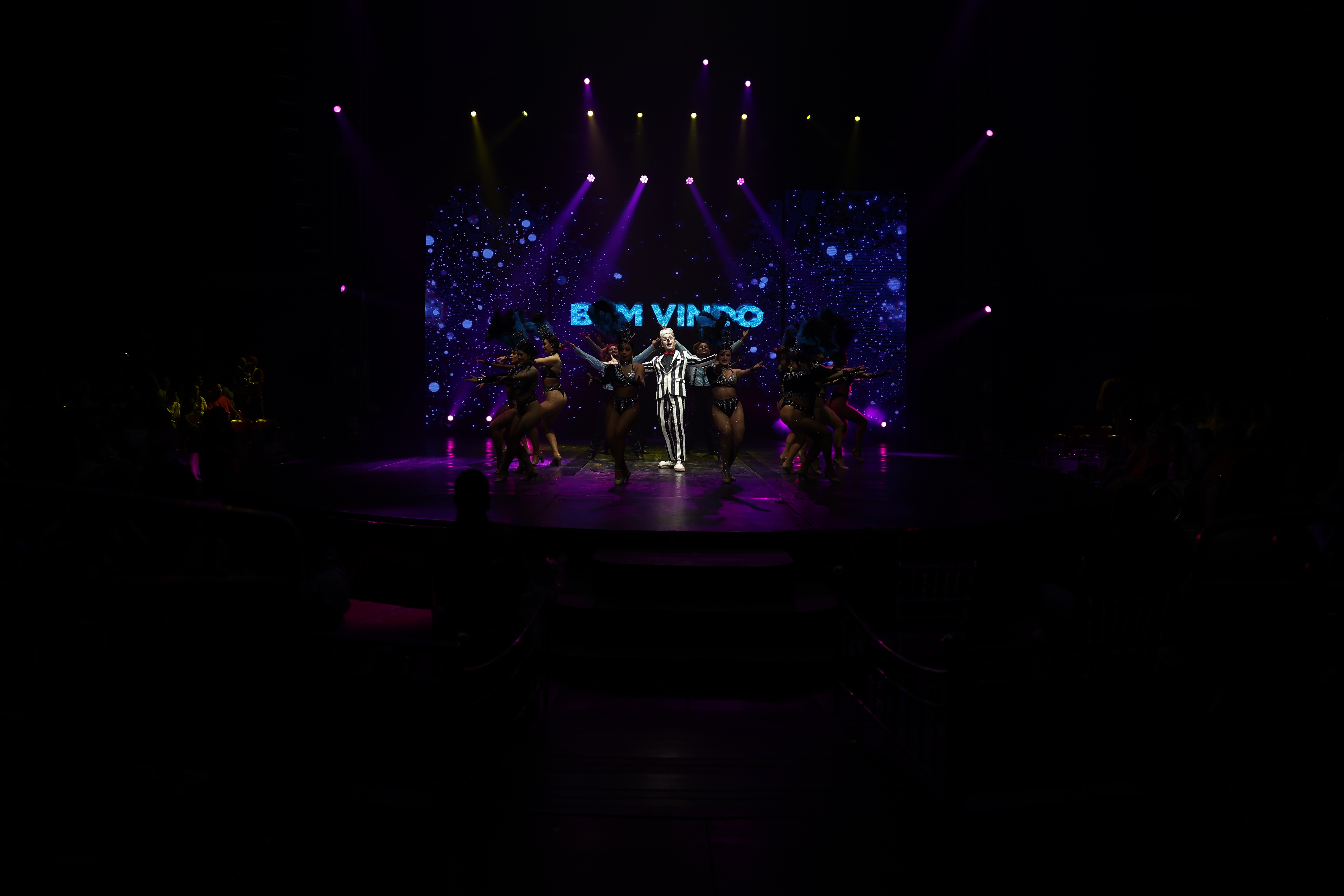 Palco do Mirage Circus com elenco completo