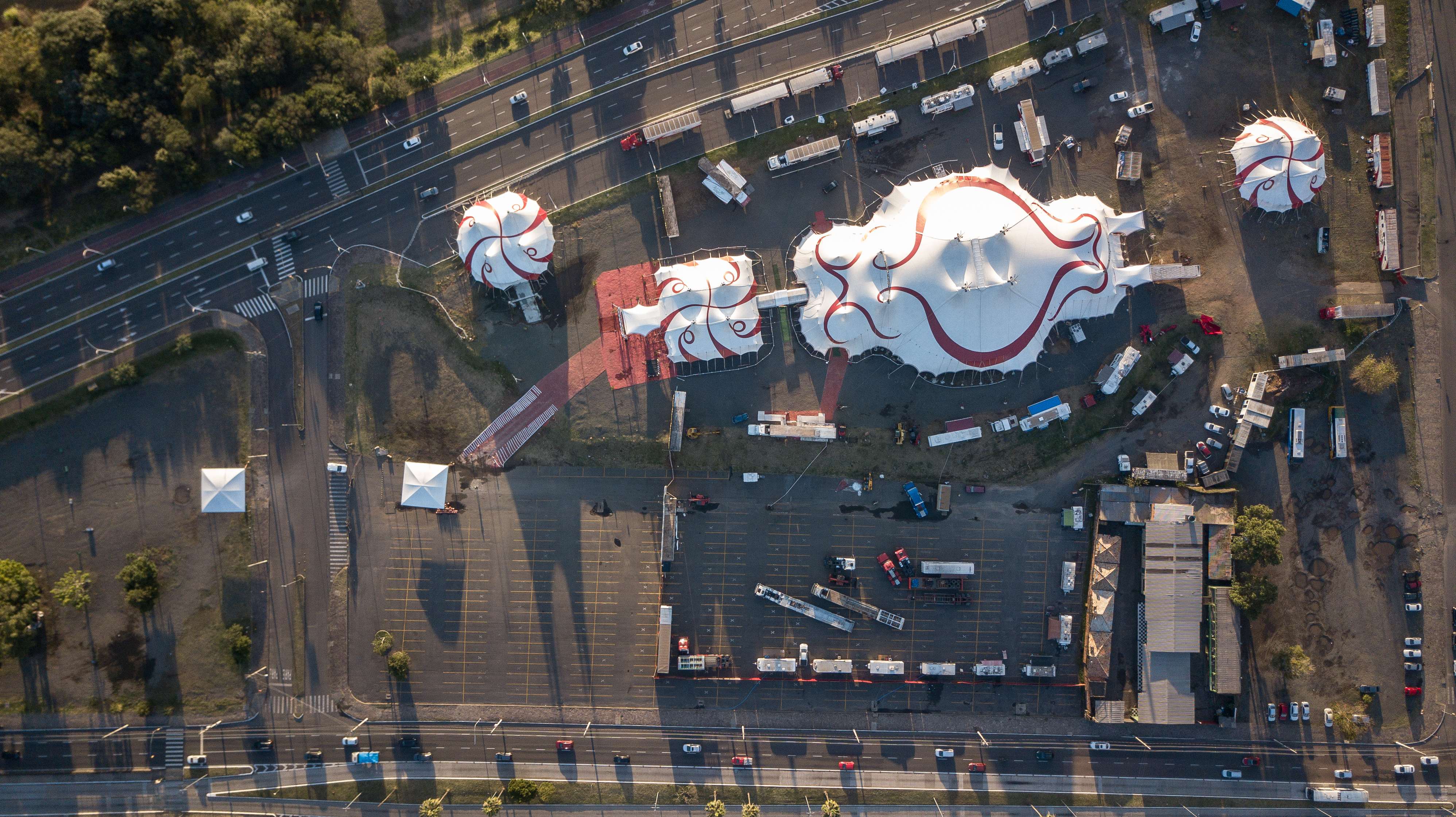 Vista aérea superior das lonas do circo