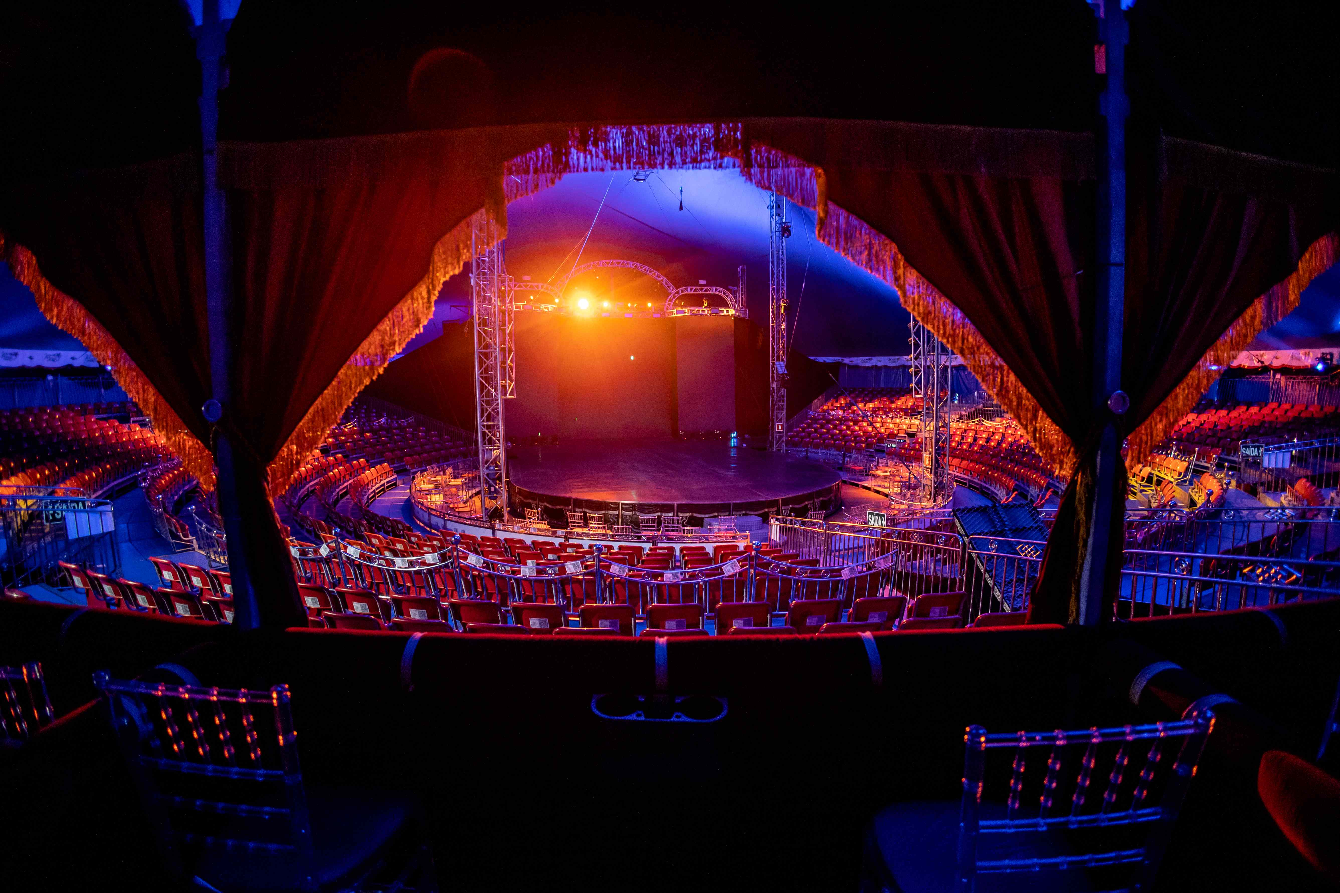 Vista panorâmica do picadeiro circular do circo