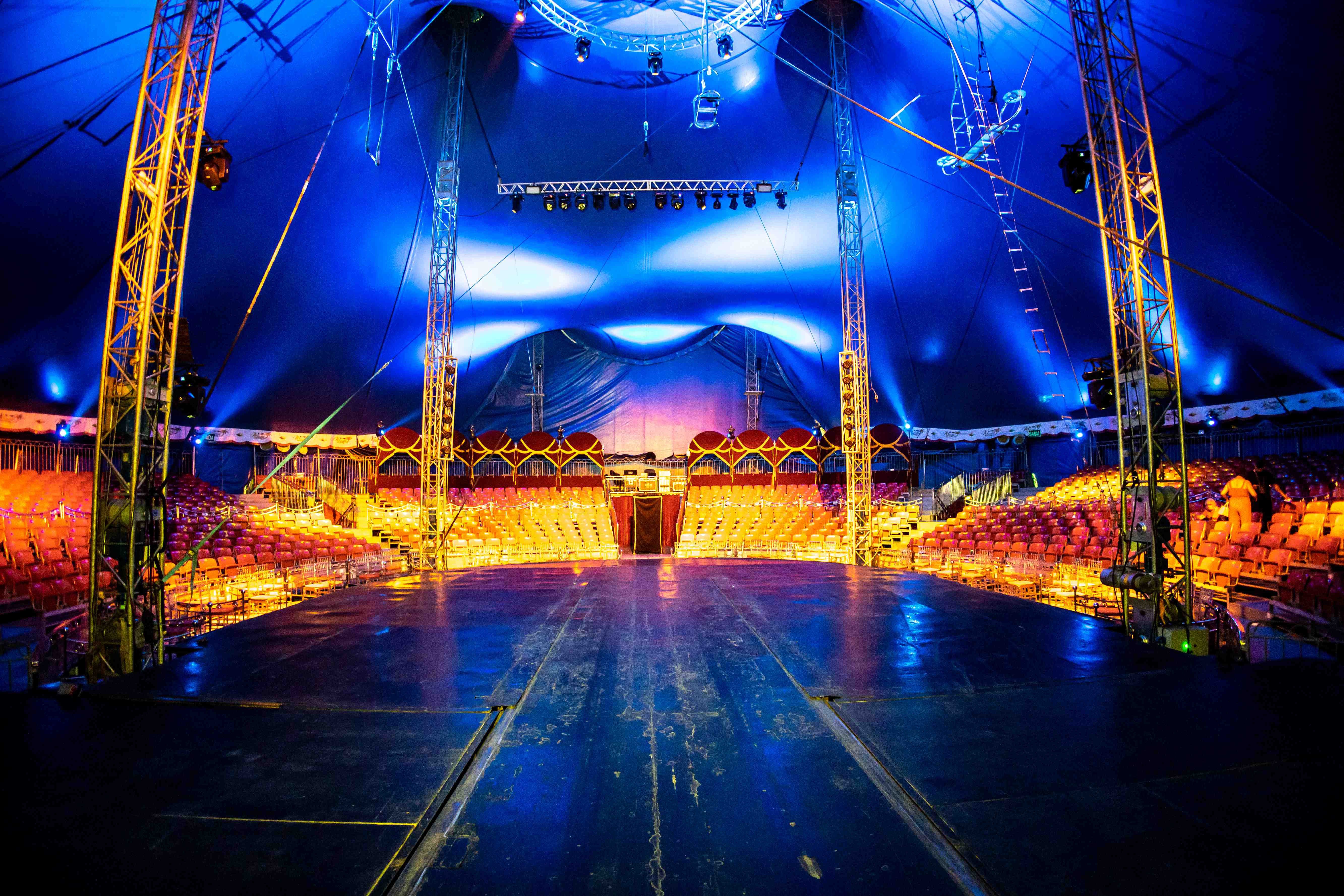 Interior do picadeiro do Mirage Circus com iluminação azul