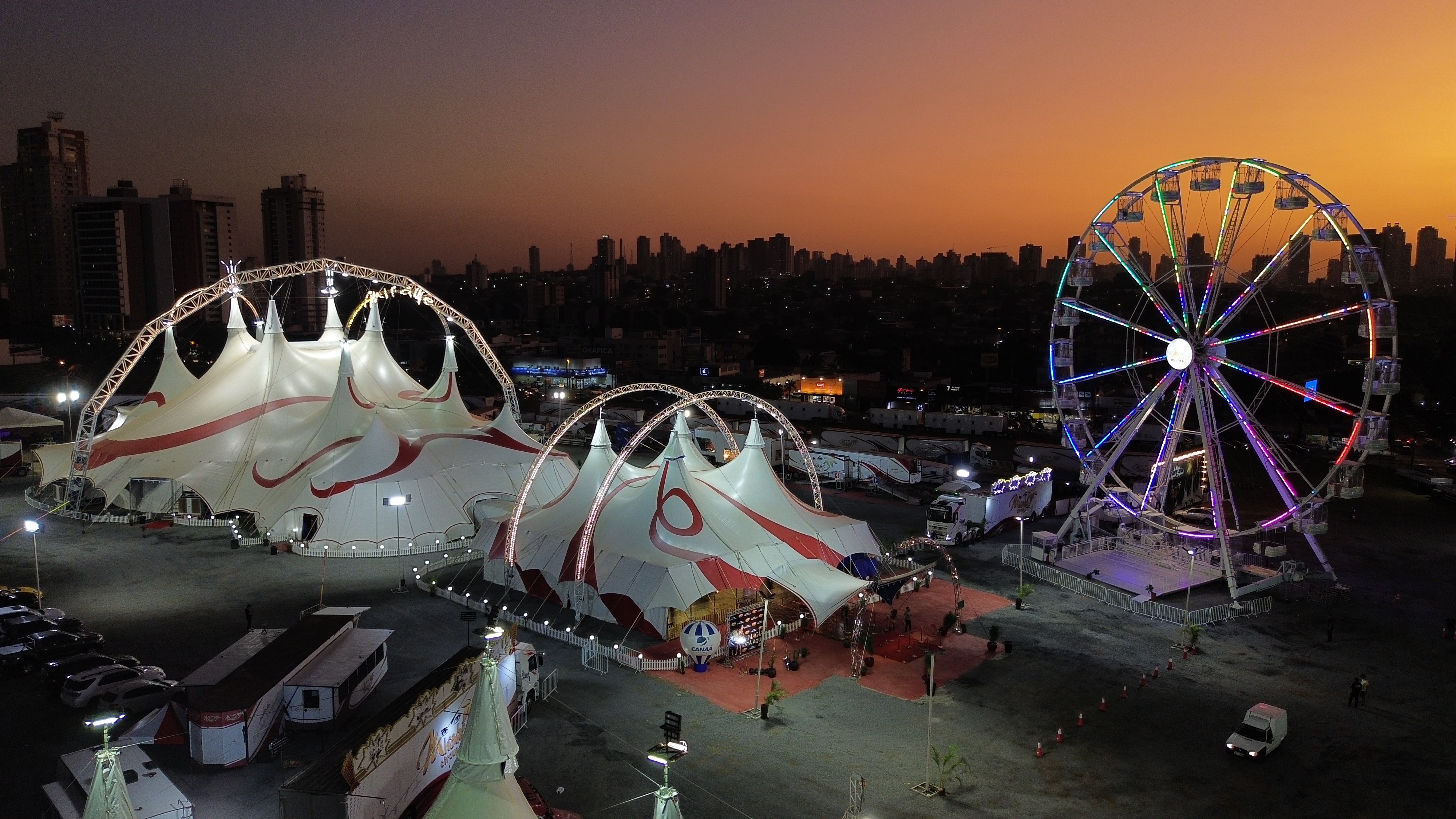 Vista noturna espetacular do Mirage Circus com roda-gigante iluminada ao pôr do sol