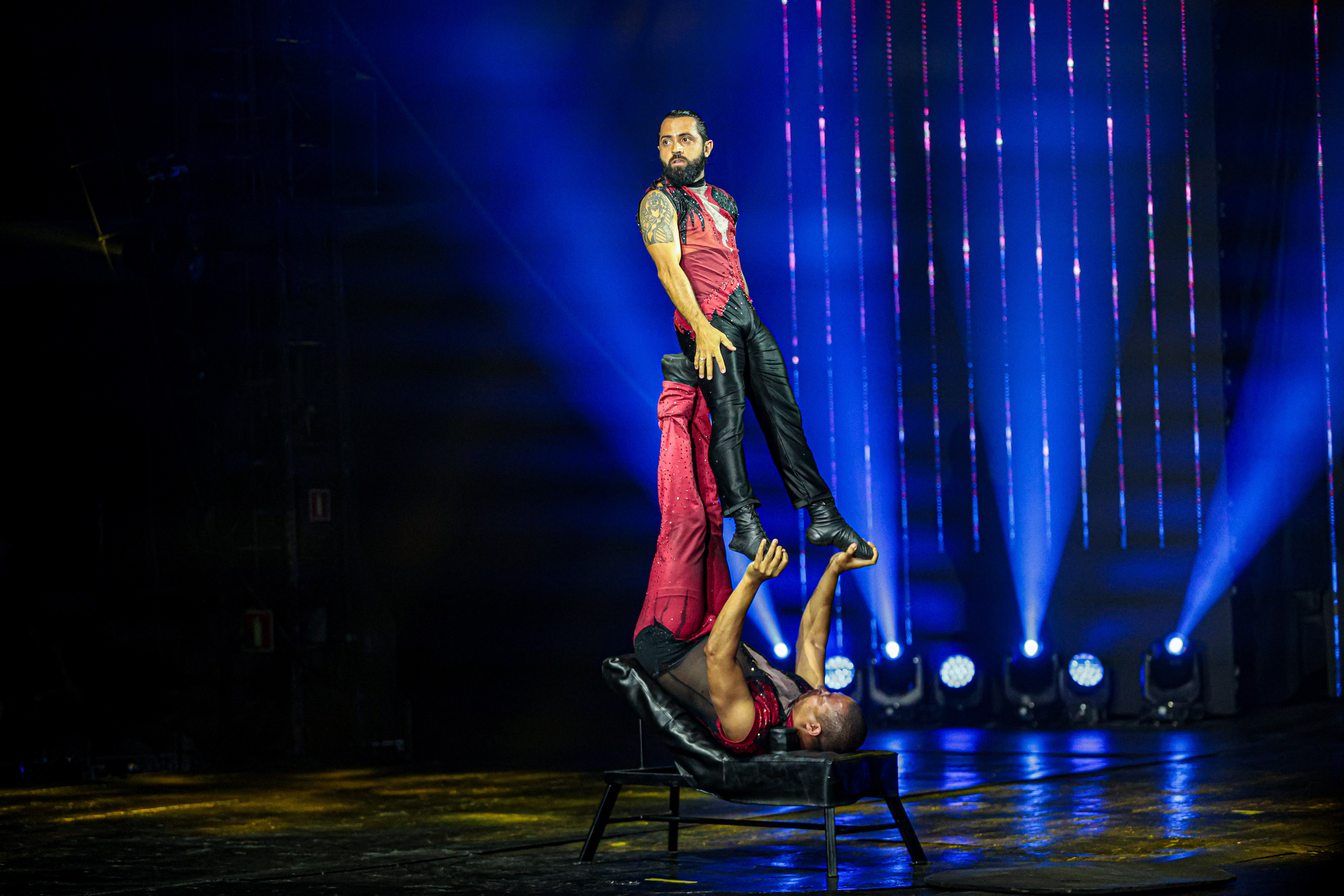 Equilíbrio acrobático com dois homens sobre cadeira