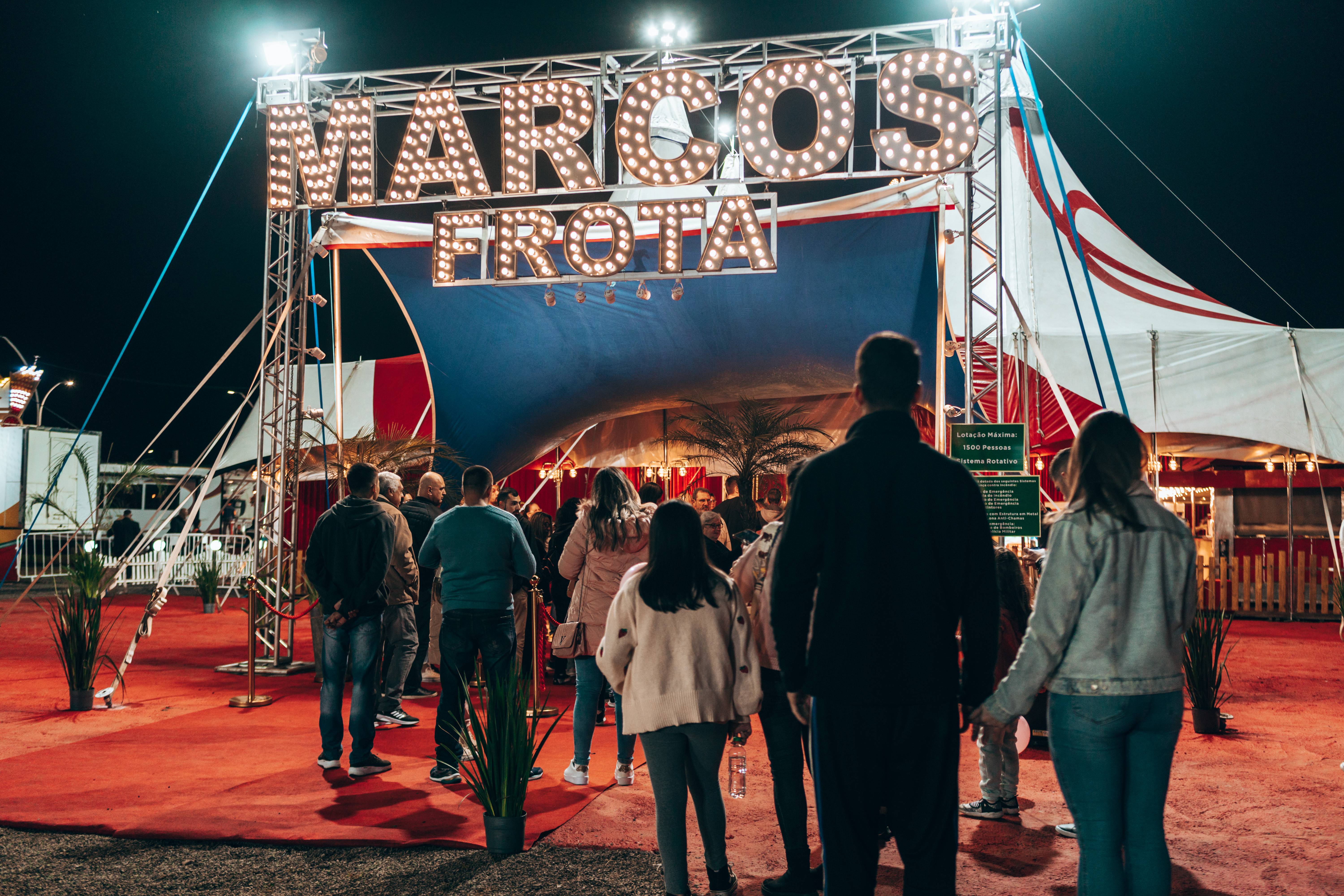 Letreiro iluminado Mirage Circus na entrada