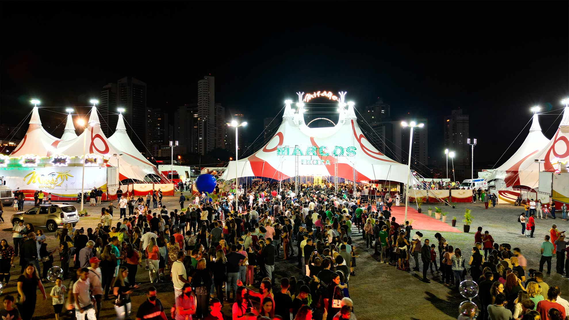 Complexo externo do circo iluminado à noite