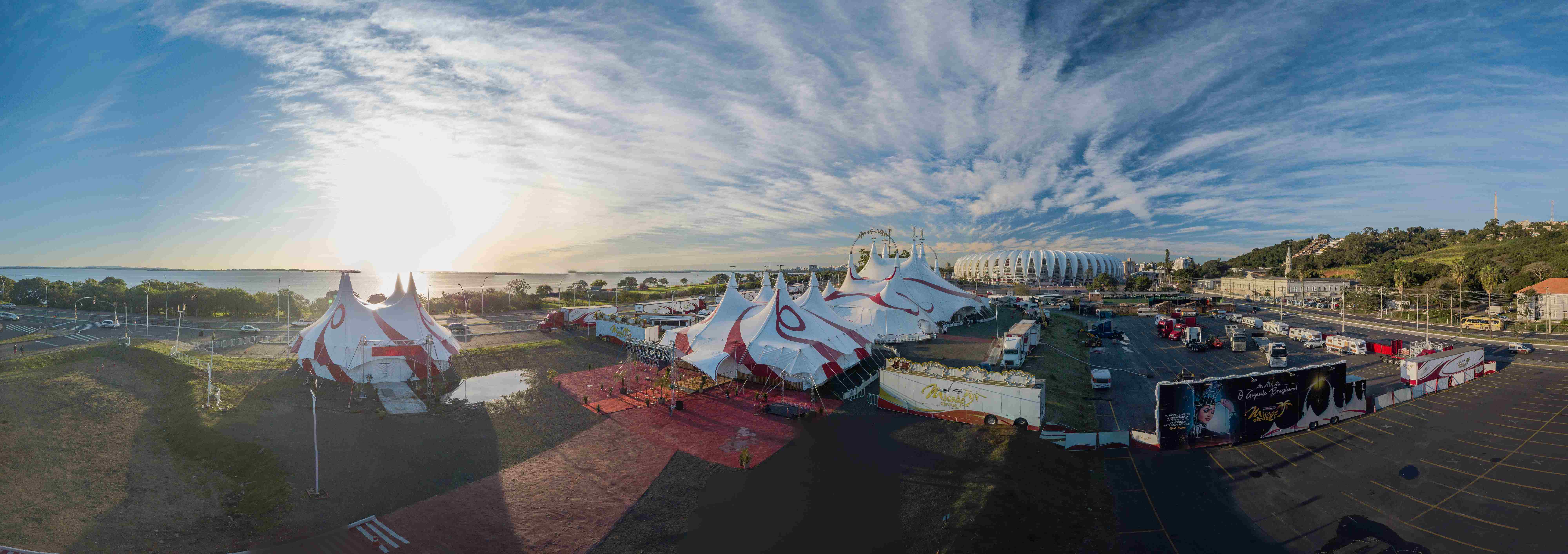 Vista panorâmica externa das lonas do circo