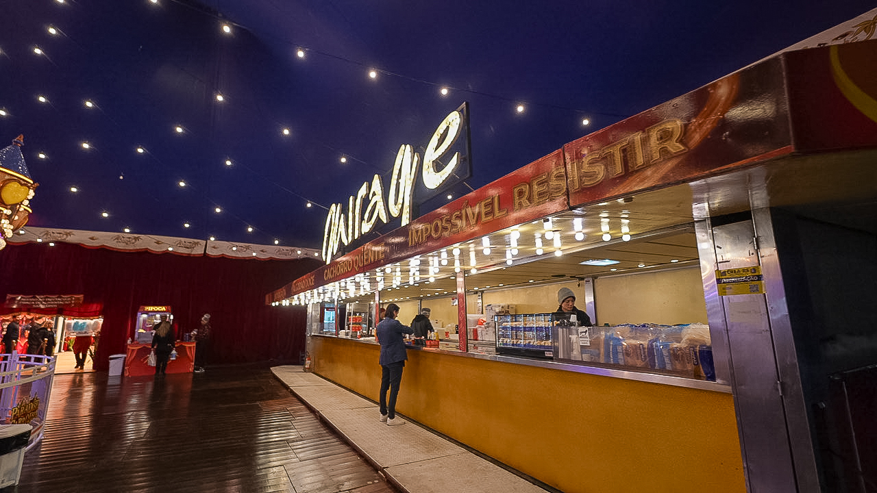 Lanchonete Mirage iluminada à noite