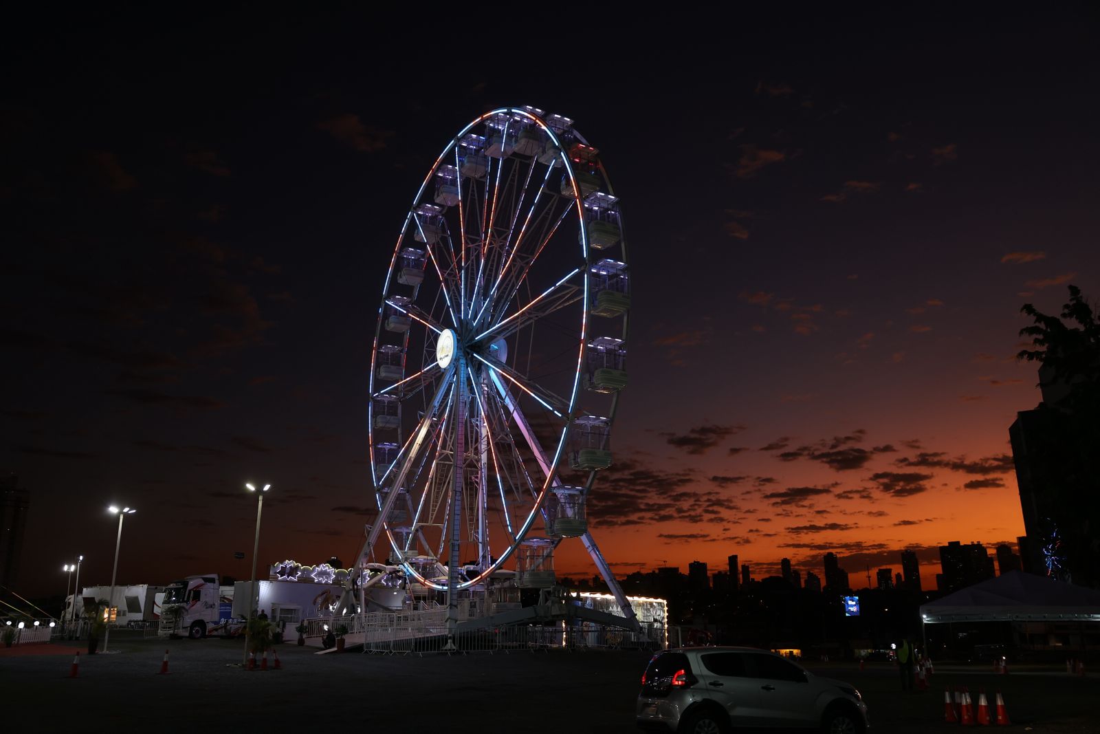 Roda gigante do Mirage Circus ao entardecer